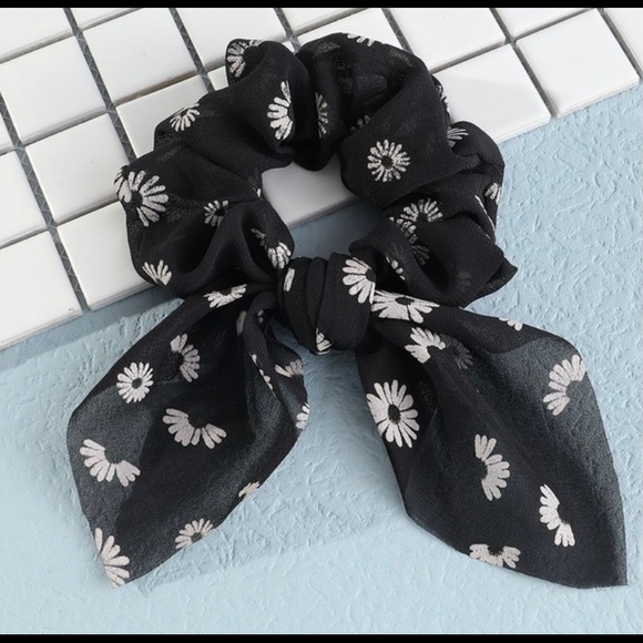 Hair scrunchie with white flowers. - Picture 1 of 1